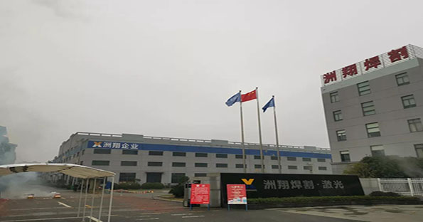 鞭炮齊聲響，喜迎開門紅！